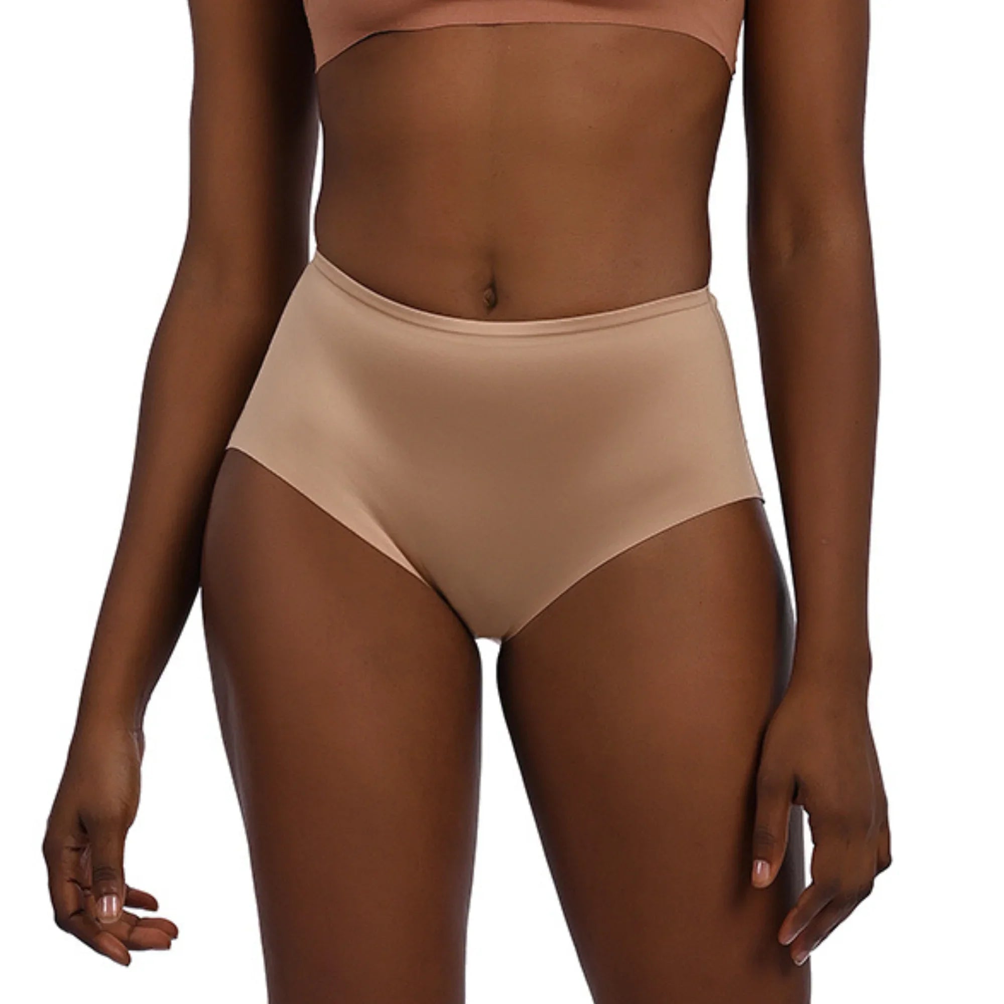 High-waisted cheeky underwear for a smooth silhouette.